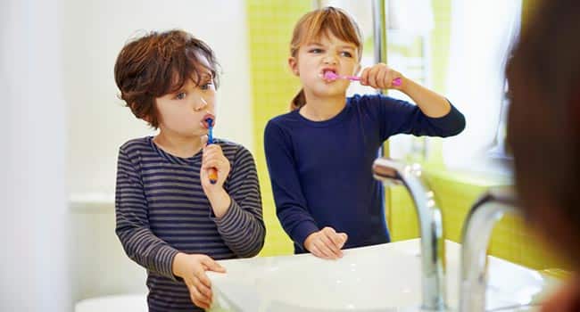 Two kids bushing thier teeth.